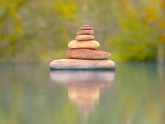 pierres empilées zen sur l'eau