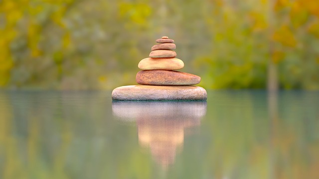 pierres empilées zen sur l'eau