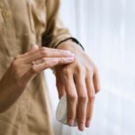 Bien-être et énergie au quotidien : habitudes simples pour mieux démarrer la journée mains points energie